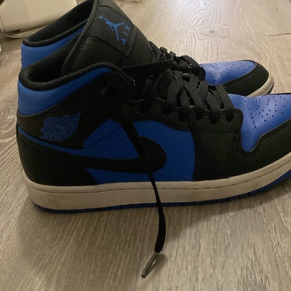 Jordan’s Black and Blue Nike men size 9.5 Used in good condition - Picture 4 of 7